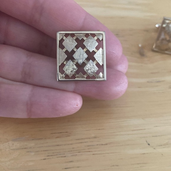 Gold Tone Swank Square Grid Patch Design Cufflinks - Picture 5 of 6